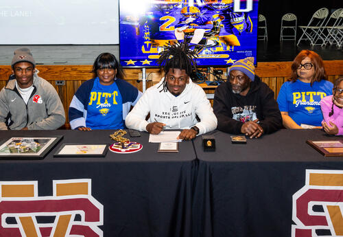 Da'Ron signs with his family