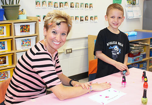 Kindergarten Students Host a Night for Mom news image