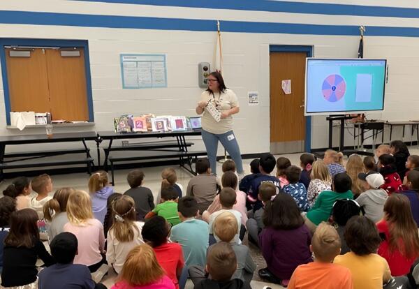Tinley Park librarian presenting to students sitting in the school commons