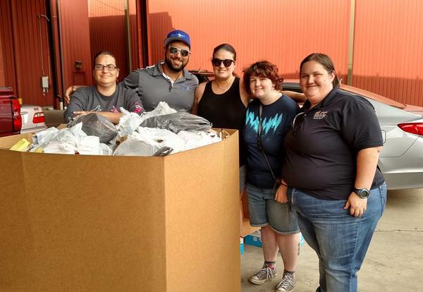 Umbrella Club Students, Faculty ý 3,100+ of Canned Goods to Second Harvest