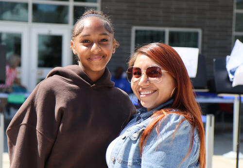 Photo of a freshman student and her mother in front of 鶹ӰԺ High