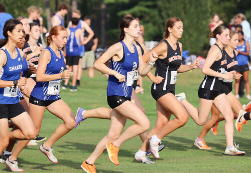 Janie Hallgren in a pack of runners at the beginning of the race