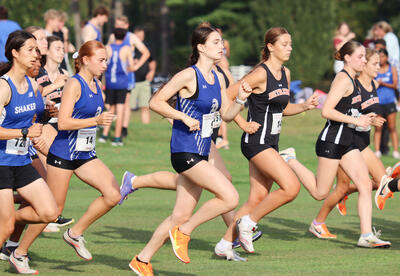 Janie Hallgren in a pack of runners at the beginning of the race