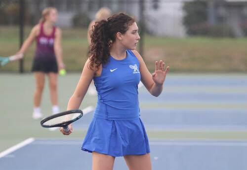 Isabella Antunes on the court with her racket