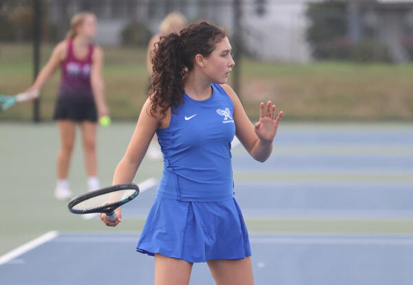 Isabella Antunes on the court with her racket
