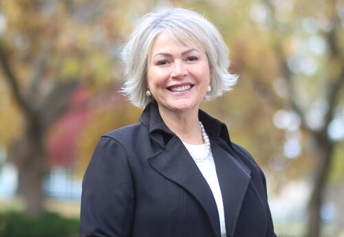 Head shot of Lynne Rutnik