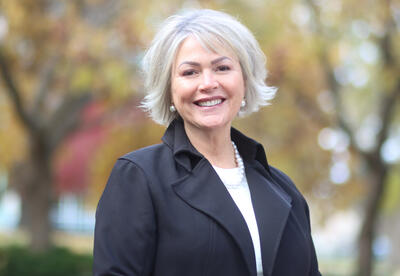 Head shot of Lynne Rutnik