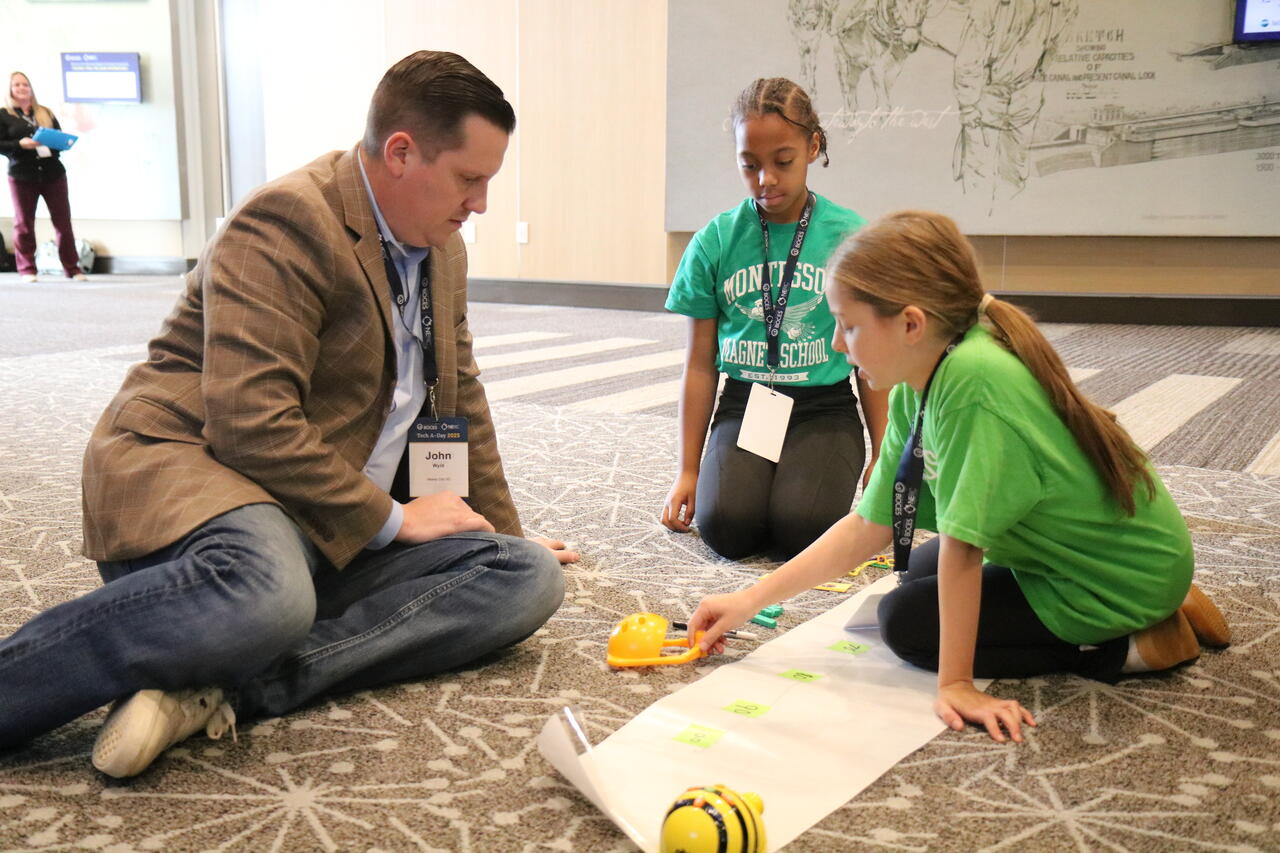 Estudiantes y coaches tecnológicos en acción