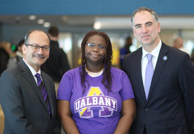 �鶹Ӱ�� High student wearing a U�鶹Ӱ�� shirt posing for a picture with U�鶹Ӱ��'s president and Superintendent Hochreiter