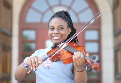 Tayla Robinson playing viola