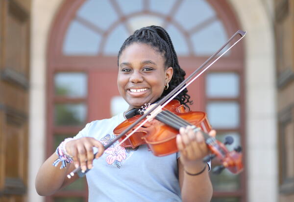 Tayla Robinson playing viola