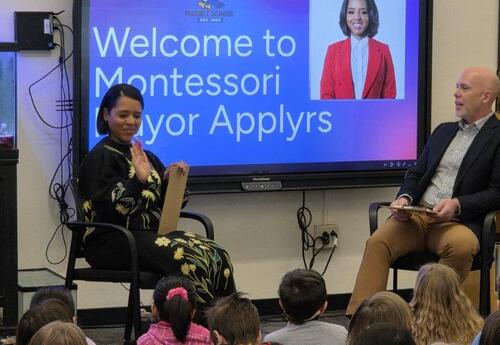 �鶹Ӱ��'s Mayor visits with students at Montessori Magnet.
