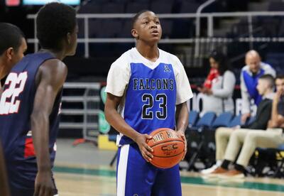 �鶹Ӱ�� High student preparing to shoot a free throw in a unified basketball game
