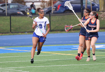 Photo of Jineyshka Johnson running with the ball
