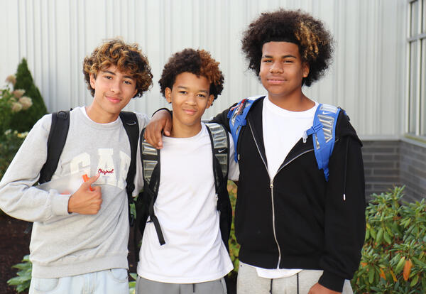 Group of three grade 9 students outside of �鶹Ӱ�� High