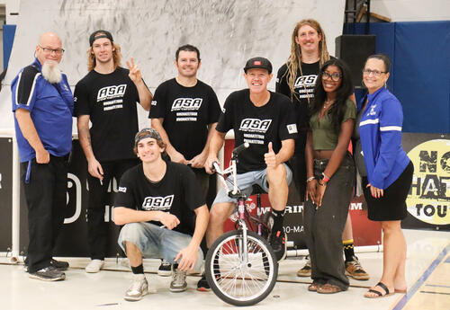 Members of the No Hate Tour posing with ӣ����Ƶ High staff and a student