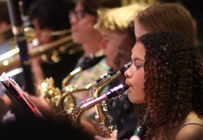�鶹Ӱ�� High band students performing