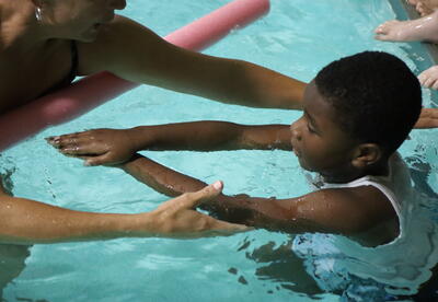 A student learns how to use his arms during a swim lesson at North �鶹Ӱ�� Middle School.