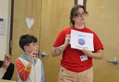 A 4H educator teaches students about planet sizes.