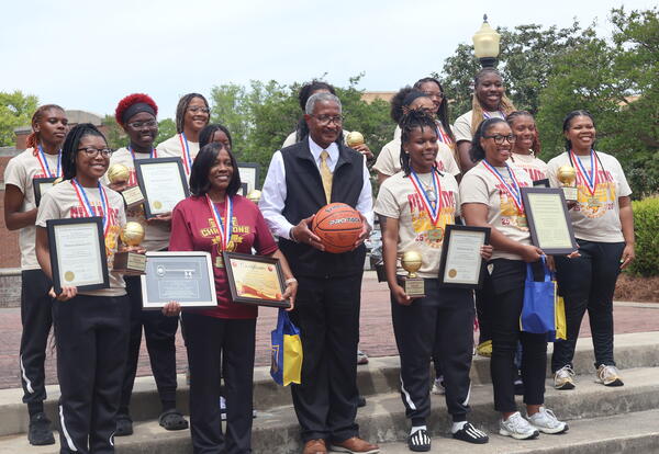 LHS Women's Basketball team and Laurel Mayor