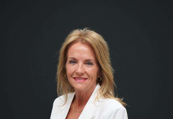 Debra Moring headshot