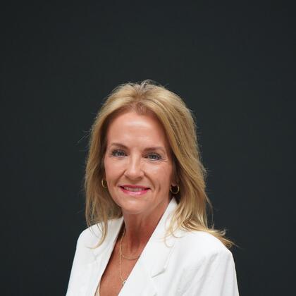 Debra Moring headshot