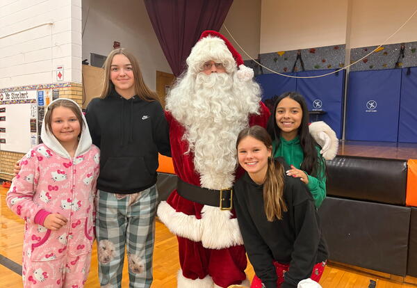 Berg elementary students with Santa Claus