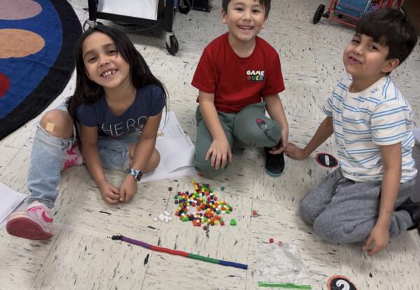 students measure with centimeter cubes