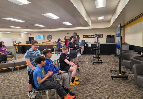 Richards High School students and OLHMS students playing games for eSports