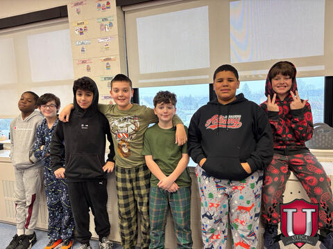 61 ਵਿੱਚੋਂ 47 ਚਿੱਤਰ