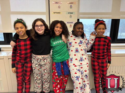 61 ਵਿੱਚੋਂ 48 ਚਿੱਤਰ