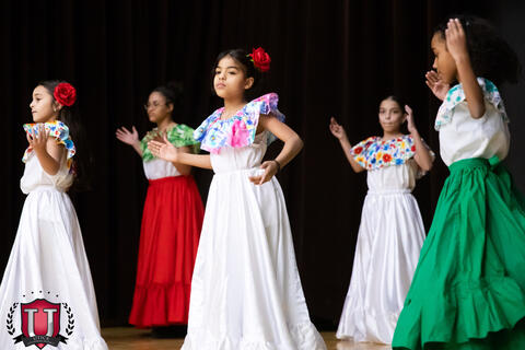 32 ਵਿੱਚੋਂ 19 ਚਿੱਤਰ