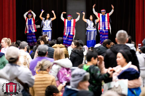 32 ਵਿੱਚੋਂ 24 ਚਿੱਤਰ