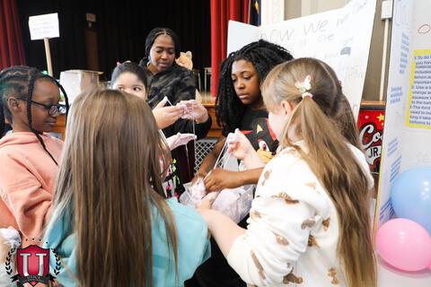 ၂၆ ရုပ်ပုံ ၉