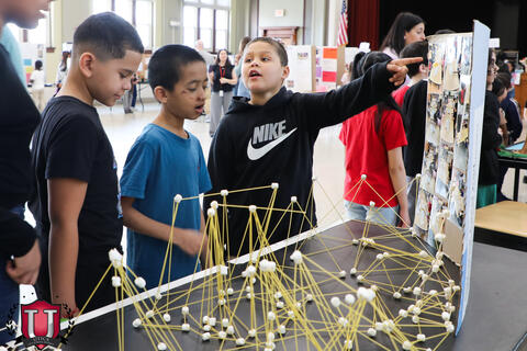 ၂၆ ရုပ်ပုံ ၁၆