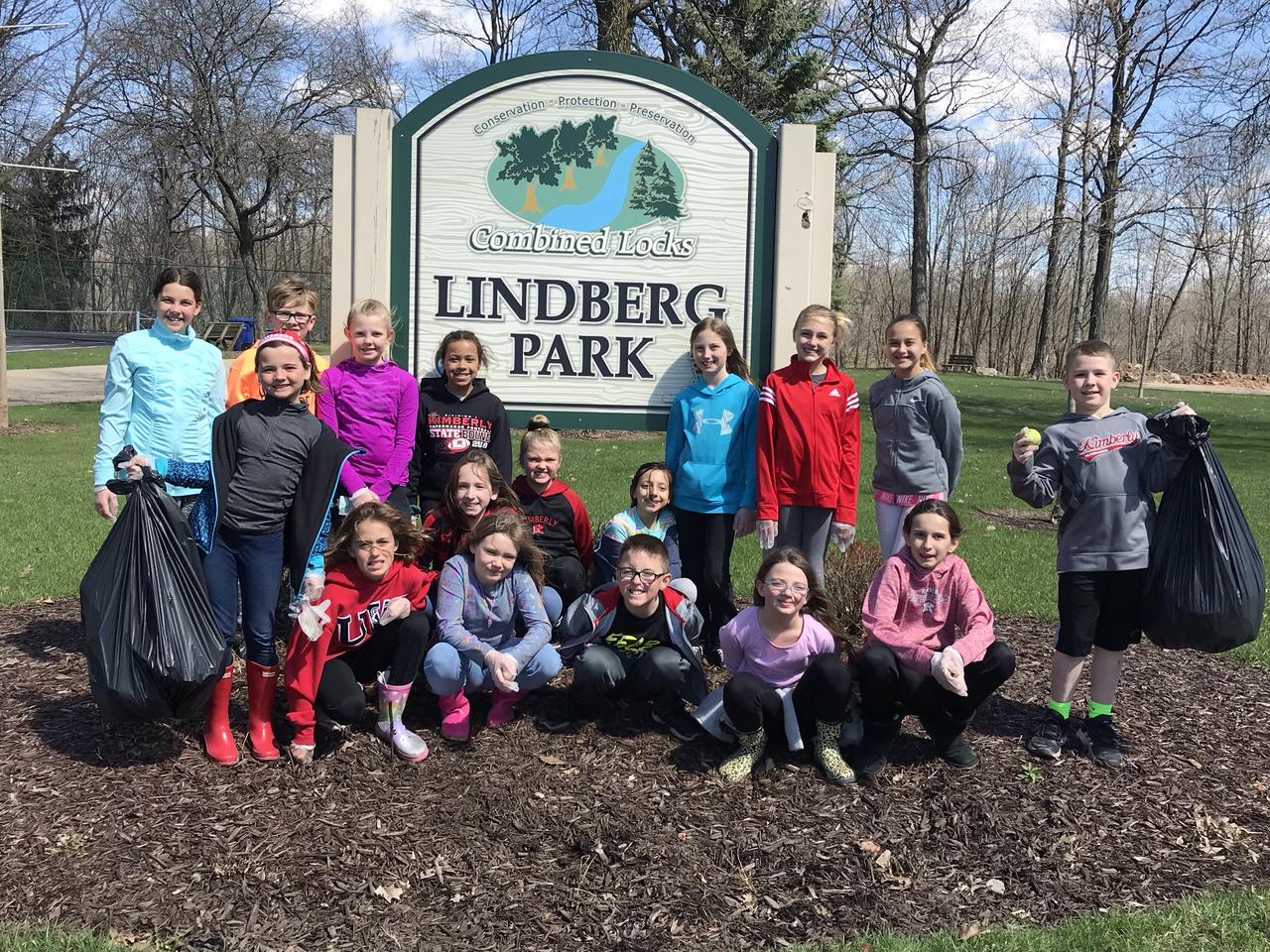 Janssen Student Council Members Picked Up Trash as Lindberg Park
