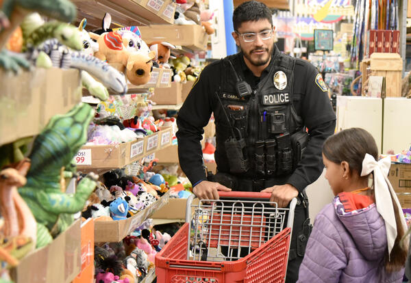 Shop with a Cop Brings Holiday Magic to 91ԭ's 4th Graders