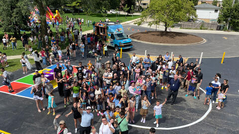 photo of the crowd waving "hello" at the back to school bash